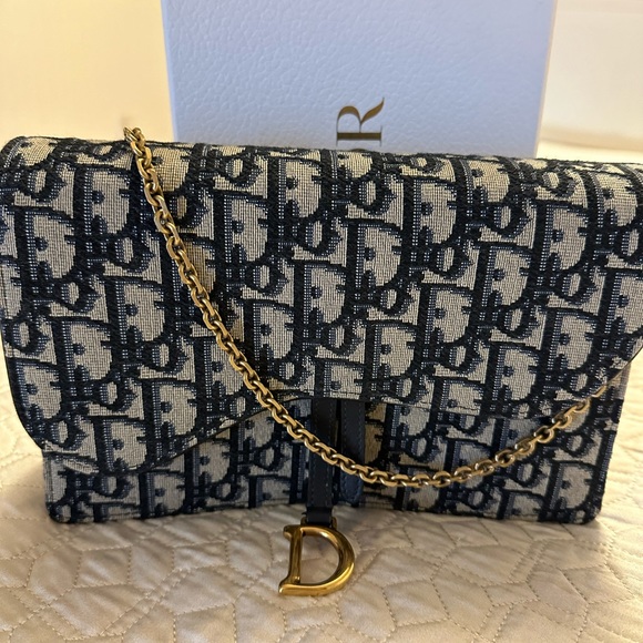 DIOR Saddle Pouch with Chain

Blue Dior Oblique Jacquard - Picture 4 of 4